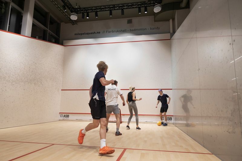 Gruppe spiller ballspill i flerbrukshallen hos Milepel Squash
